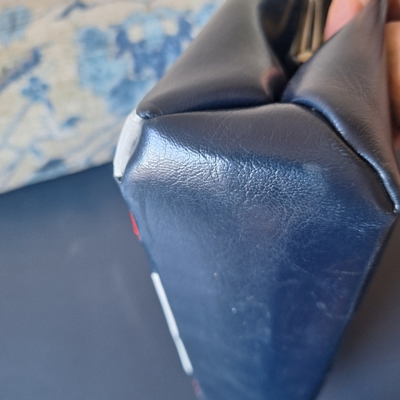 Stylish Navy, Red, and White Vintage Handbag - Picture 5 of 9